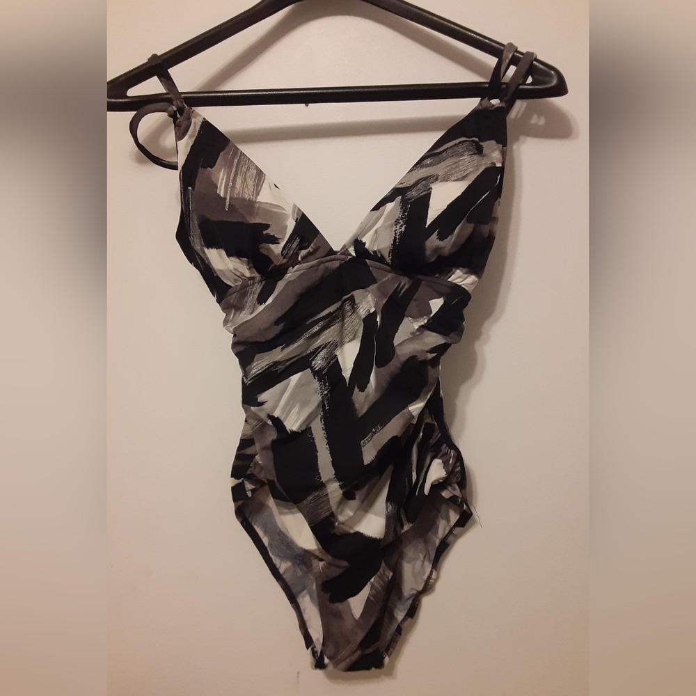 🌊🖤💋🔥 STUNNING BLACK & GREY BRUSH-STROKE ONE-PIECE SWIMSUIT 💦✨🌴👙.